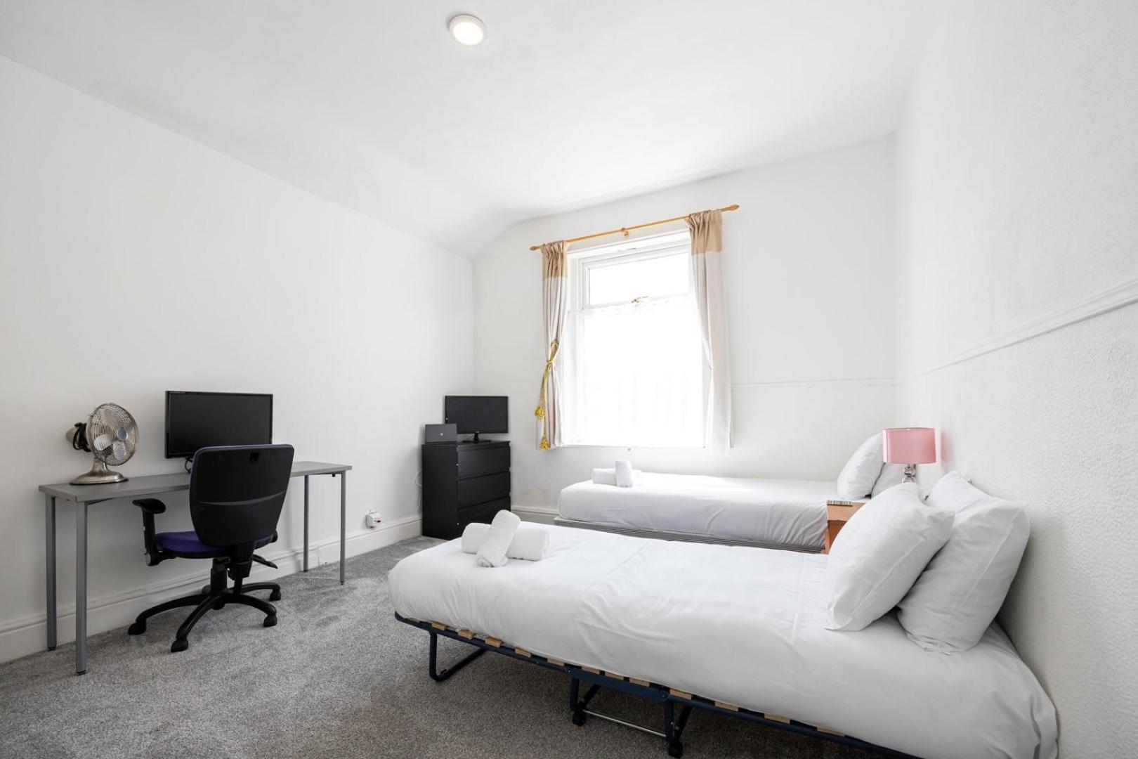 Guestready - Enchanting Life In Gorse Hill Манчестер Экстерьер фото