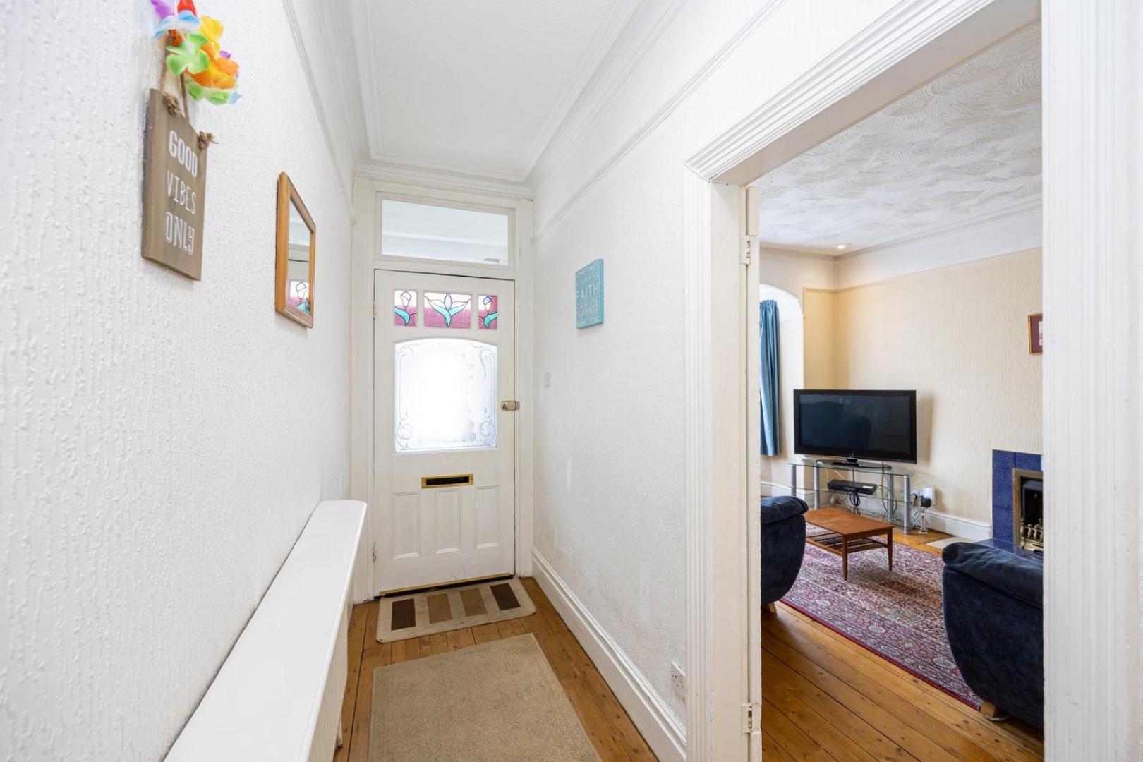 Guestready - Enchanting Life In Gorse Hill Манчестер Экстерьер фото