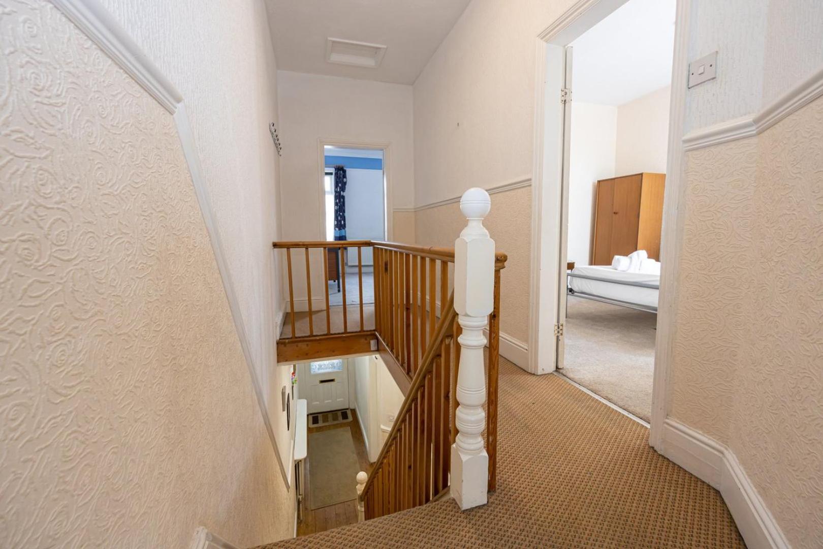 Guestready - Enchanting Life In Gorse Hill Манчестер Экстерьер фото