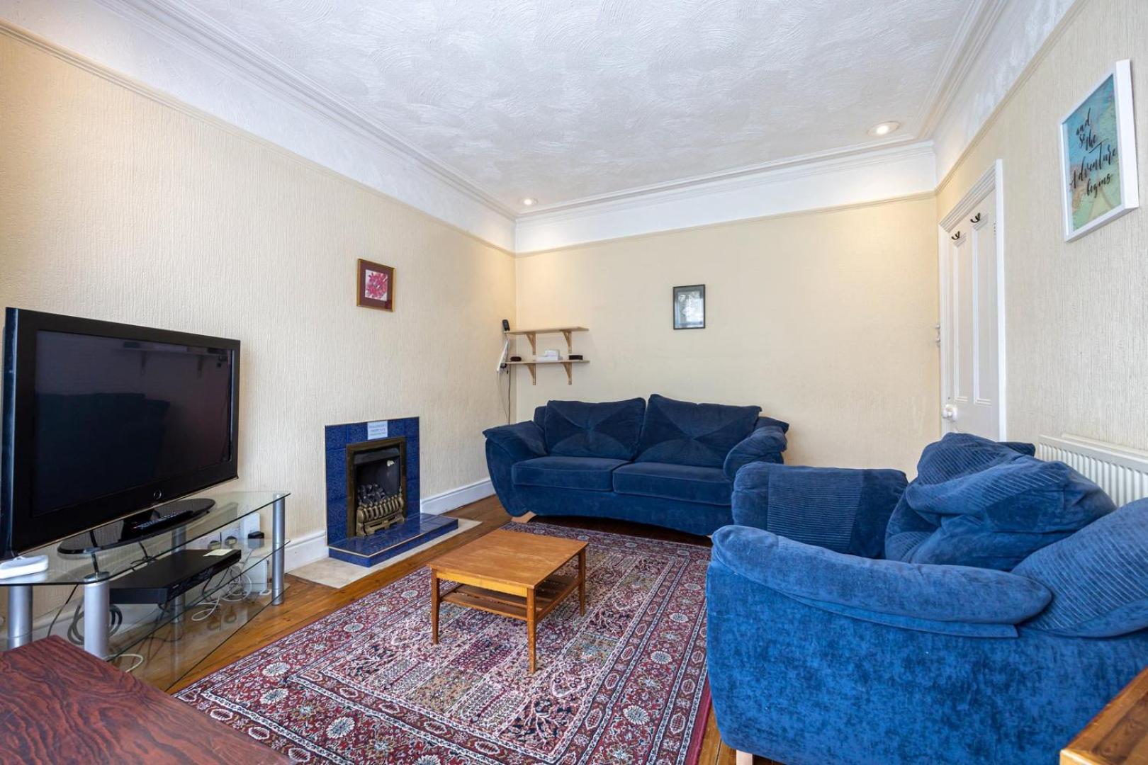 Guestready - Enchanting Life In Gorse Hill Манчестер Экстерьер фото